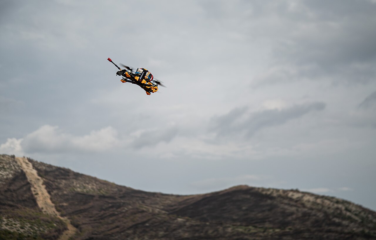 Dron FPV real durante un vuelo de entrenamiento